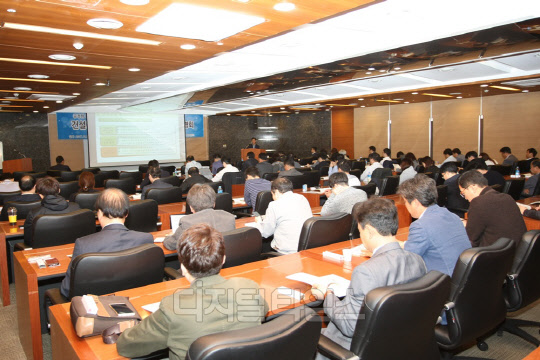 26일 서울 논현동 건설회관에서 열린 '서울시 공정한 입찰·계약문화 조성 건설공사계약·행정심판·분쟁대응방안 설명회' 참석자들이 강연을 듣고 있다.<대한건설협회 서울시회 제공>